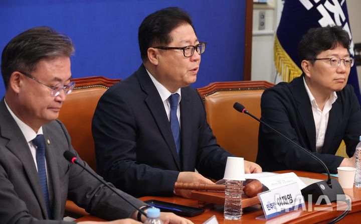 [서울=뉴시스] 조성봉 기자 = 이재영 더불어민주당 6.3 지방선거 평가위원회 공동위원장이 지난 6월22일 오전 서울 여의도 국회에서 열린 6.3 지방선거 및 재·보궐선거 평가위원회 제1차 전체회의에서 발언을 하고 있다. 2026.06.22. suncho21@newsis.com