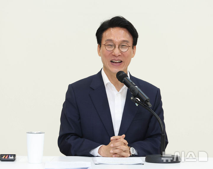 [서울=뉴시스] 조수정 기자 = 김민석 국무총리가 22일 오전 서울 종로구 정부서울청사 별관에서 출입기자 간담회를 하고 있다. 2026.06.22. chocrystal@newsis.com