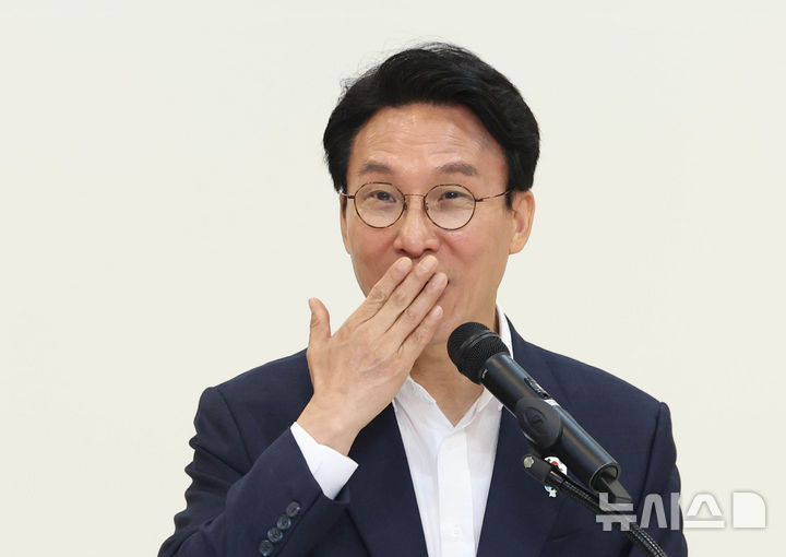 [서울=뉴시스] 조수정 기자 = 김민석 국무총리가 22일 오전 서울 종로구 정부서울청사 별관에서 출입기자 간담회를 하고 있다. 2026.06.22. chocrystal@newsis.com
