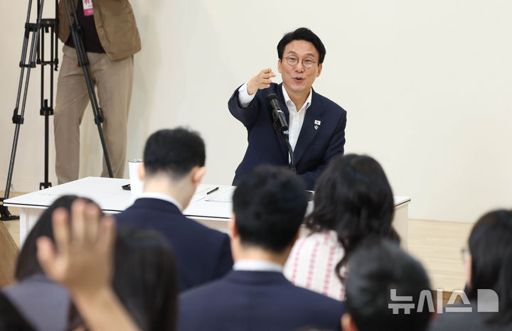 [서울=뉴시스] 조수정 기자 = 김민석 국무총리가 22일 오전 서울 종로구 정부서울청사 별관에서 출입기자 간담회를 하고 있다. 2026.06.22. chocrystal@newsis.com