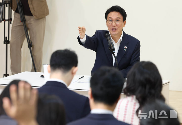 [서울=뉴시스] 조수정 기자 = 김민석 국무총리가 22일 오전 서울 종로구 정부서울청사 별관에서 출입기자 간담회를 하고 있다. 2026.06.22. chocrystal@newsis.com