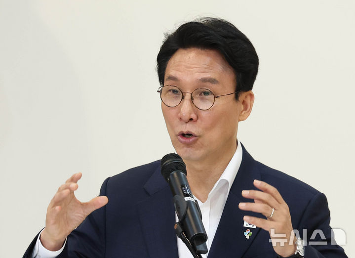 [서울=뉴시스] 조수정 기자 = 김민석 국무총리가 22일 오전 서울 종로구 정부서울청사 별관에서 출입기자 간담회를 하고 있다. 2026.06.22. chocrystal@newsis.com