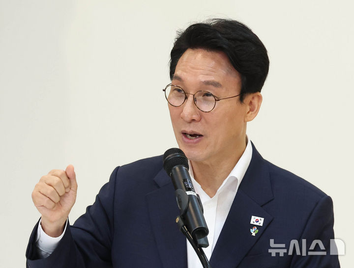[서울=뉴시스] 조수정 기자 = 김민석 국무총리가 22일 오전 서울 종로구 정부서울청사 별관에서 출입기자 간담회를 하고 있다. 2026.06.22. chocrystal@newsis.com