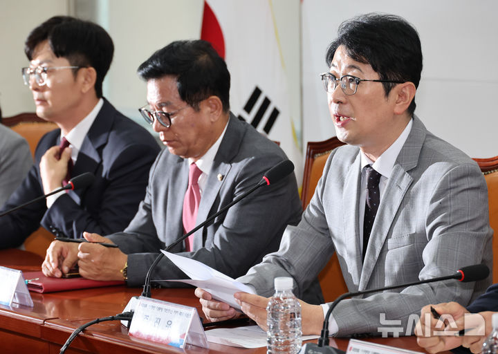 [서울=뉴시스] 최진석 기자 = 주진우(오른쪽) 특별위원회 위원장이 22일 여의도 국회에서 열린 국민의힘 이재명 대통령 재판취소 저지 특위 1차 회의에서 발언하고 있다. 2026.06.22. myjs@newsis.com