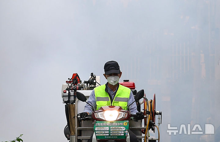 [대구=뉴시스] 이무열 기자 = 22일 대구 중구 동인동 일대에서 중구보건소 관계자가 여름철 모기 매개 감염병 대비 방역 작업을 하고 있다. 2026.06.22. lmy@newsis.com