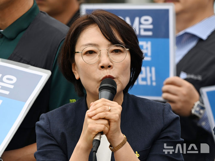 [광주=뉴시스] 이현행 기자 = 윤난실 전남광주대전환기획위원회 시민주권위원장이 22일 오전 광주 서구 광주시청 앞에서 열린 'GGM 노조 천막농성 철거' 기자회견에서 발언하고 있다. 2026.06.22. lhh@newsis.com