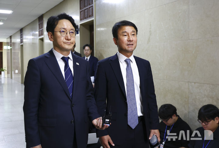 [서울=뉴시스] 김근수 기자 = 한병도 더불어민주당 원내대표가 22일 오전 서울 여의도 국회 운영위원장실에서 여야 원내대표 회동을 마치고 취재진 질문에 답하고 있다. 2026.06.22. ks@newsis.com