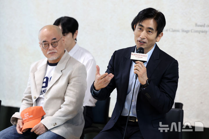 [서울=뉴시스] 박진희 기자 = 연극 '죽은 시인의 사회' 배우 차인표(존 찰스 키팅 역)와 연출 조광화가 22일 서울 종로구 예술가의집에서 제작발표회를 하고 있다. 2026.06.22. pak7130@newsis.com
