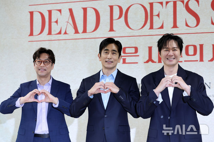 [서울=뉴시스] 박진희 기자 = 연극 '죽은 시인의 사회' 존 찰스 키팅 역의 배우 차인표, 오만석, 연정훈이 22일 서울 종로구 예술가의집에서 제작발표회를 하고 있다. 2026.06.22. pak7130@newsis.com