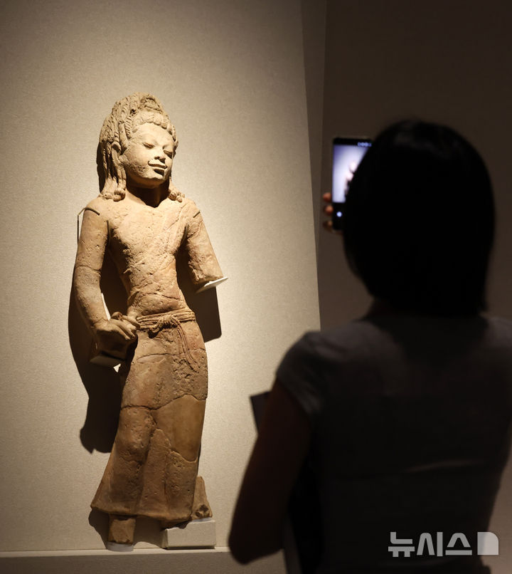 [서울=뉴시스] 김혜진 기자 = 22일 서울 용산구 국립중앙박물관에서 열린 ‘어메이징 타일랜드: 태국미술명품전’ 언론공개회에서 참석자들이 작품을 둘러보고 있다.&nbsp; 이번 전시는 국내에서 처음으로 태국의 역사와 미술을 대규모로 소개하는 특별전으로 태국 전역 21개 국립기관에서 출품한 작품을 포함해 조각과 회화, 공예 등 214건 239점을 선보인다. 2026.06.22. jini@newsis.com
