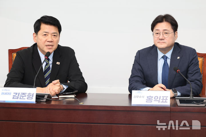 [서울=뉴시스] 최진석 기자 = 김준형 조국혁신당 원내대표가 22일 여의도 국회에서 홍익표(오른쪽) 대통령비서실 정무수석을 접견하며 발언하고 있다. 2026.06.22. myjs@newsis.com