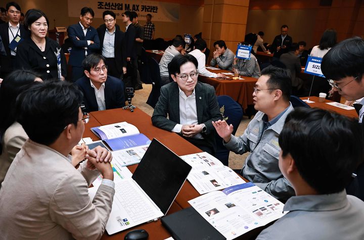 [서울=뉴시스] 김정관 산업통상부 장관이 22일 전남 영암군 호텔현대 바이 라한 목포에서 열린 'M.AX 카라반'에 참석해 참석자의 발언을 듣고 있다. (사진=산업통상부 제공) 2026.06.22. photo@newsis.com *재판매 및 DB 금지