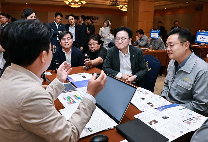 [서울=뉴시스] 김정관 산업통상부 장관이 22일 전남 영암군 호텔현대 바이 라한 목포에서 열린 'M.AX 카라반'에 참석해 참석자의 발언을 듣고 있다. (사진=산업통상부 제공) 2026.06.22. photo@newsis.com *재판매 및 DB 금지