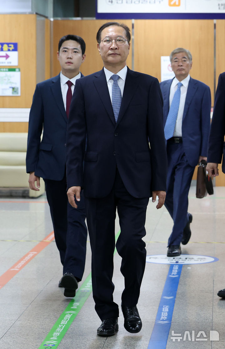 [서울=뉴시스] 이영환 기자 = 12·3 비상계엄 선포 과정에 가담하고 김건희 여사 관련 수사를 무마하려 한 혐의로 재판을 받고 있는 박성재 전 법무부 장관이 22일 오후 서울 서초구 서울중앙지방법원에서 열린 선고 공판에 출석하고 있다. 2026.06.22. 20hwan@newsis.com