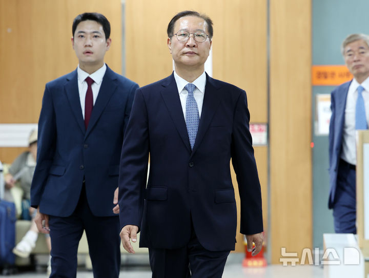 [서울=뉴시스] 이영환 기자 = 12·3 비상계엄 선포 과정에 가담하고 김건희 여사 관련 수사를 무마하려 한 혐의로 재판을 받고 있는 박성재 전 법무부 장관이 22일 오후 서울 서초구 서울중앙지방법원에서 열린 선고 공판에 출석하고 있다. 2026.06.22. 20hwan@newsis.com