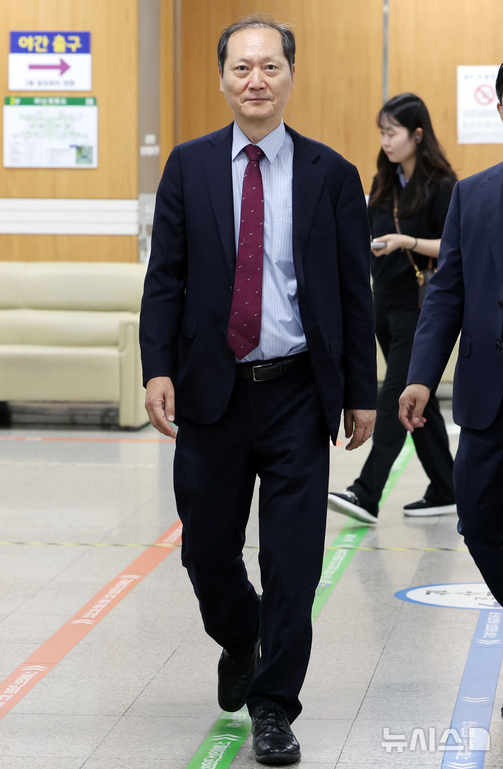 [서울=뉴시스] 이영환 기자 = 비상계엄 선포 이튿날 삼청동 안가에서 박성재 전 법무부 장관, 이상민 전 행정안전부 장관, 김주현 전 민정수석과 가졌던 이른바 안가 회동에 대해 국회에서 허위로 증언한 혐의로 재판을 받고 있는 이완규 전 법제처장이 22일 오후 서울 서초구 서울중앙지방법원에서 열린 선고 공판에 출석하고 있다. 2026.06.22. 20hwan@newsis.com
