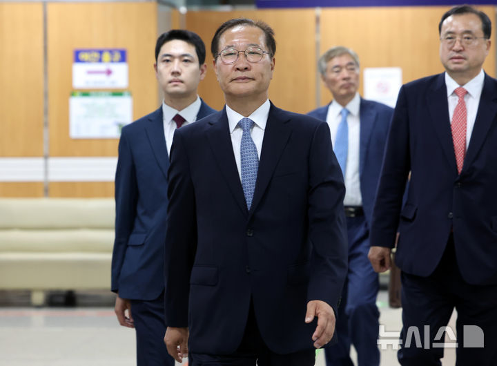 [서울=뉴시스] 이영환 기자 = 12·3 비상계엄 선포 과정에 가담하고 김건희 여사 관련 수사를 무마하려 한 혐의로 재판을 받고 있는 박성재 전 법무부 장관이 22일 오후 서울 서초구 서울중앙지방법원에서 열린 선고 공판에 출석하고 있다. 2026.06.22. 20hwan@newsis.com