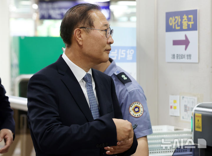 [서울=뉴시스] 이영환 기자 = 12·3 비상계엄 선포 과정에 가담한 혐의 등으로 기소된 박성재 전 법무부 장관이 1심에서 징역 25년을 선고받았다. 사진은 박 전  장관이 22일 오후 서울 서초구 서울중앙지방법원에서 열린 선고 공판에 출석하는 모습. 2026.06.22. 20hwan@newsis.com