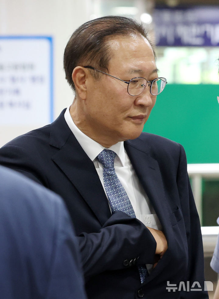 [서울=뉴시스] 이영환 기자 = 12·3 비상계엄 선포 과정에 가담하고 김건희 여사 관련 수사를 무마하려 한 혐의로 재판을 받고 있는 박성재 전 법무부 장관이 22일 오후 서울 서초구 서울중앙지방법원에서 열린 선고 공판에 출석하고 있다. 2026.06.22. 20hwan@newsis.com