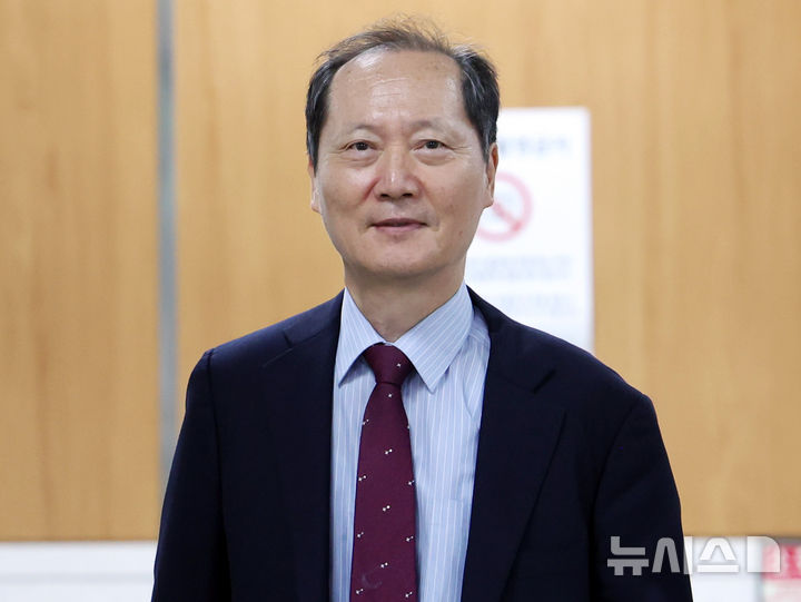 [서울=뉴시스] 이영환 기자 = 비상계엄 선포 이튿날 삼청동 안가에서 박성재 전 법무부 장관, 이상민 전 행정안전부 장관, 김주현 전 민정수석과 가졌던 이른바 안가 회동에 대해 국회에서 허위로 증언한 혐의로 재판을 받고 있는 이완규 전 법제처장이 22일 오후 서울 서초구 서울중앙지방법원에서 열린 선고 공판에 출석하고 있다. 2026.06.22. 20hwan@newsis.com
