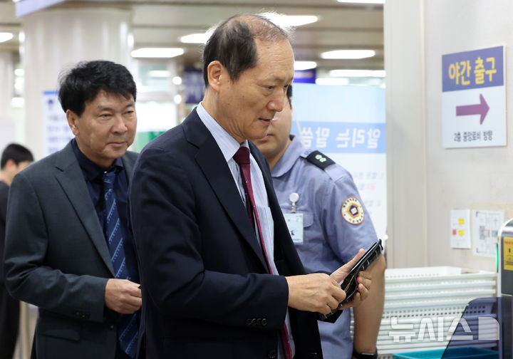 [서울=뉴시스] 이영환 기자 = 비상계엄 선포 이튿날 삼청동 안가에서 박성재 전 법무부 장관, 이상민 전 행정안전부 장관, 김주현 전 민정수석과 가졌던 이른바 안가 회동에 대해 국회에서 허위로 증언한 혐의로 재판을 받고 있는 이완규 전 법제처장이 22일 오후 서울 서초구 서울중앙지방법원에서 열린 선고 공판에 출석하고 있다. 2026.06.22. 20hwan@newsis.com