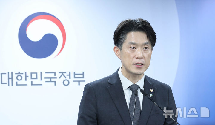 [서울=뉴시스] 조수정 기자 = 노용석 중소벤처기업부 1차관이 22일 오후 서울 종로구 정부서울청사에서 '모두의 창업' 합격자 5000명의 개인정보와 창업 아이디어가 유출된 사고와 관련, 진행 현황 및 향후 운영 방향을 발표하고 있다. 2026.06.22. chocrystal@newsis.com