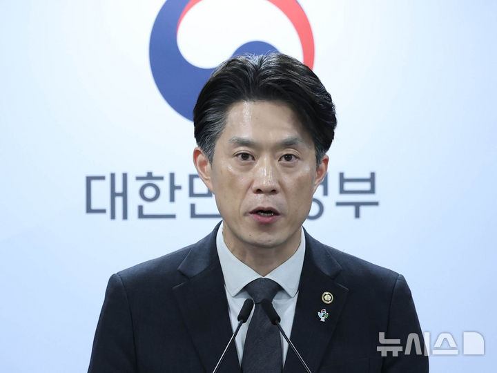 [서울=뉴시스] 조수정 기자 = 노용석 중소벤처기업부 1차관이 22일 오후 서울 종로구 정부서울청사에서 '모두의 창업' 합격자 5000명의 개인정보와 창업 아이디어가 유출된 사고와 관련, 진행 현황 및 향후 운영 방향을 발표하고 있다. 2026.06.22. chocrystal@newsis.com