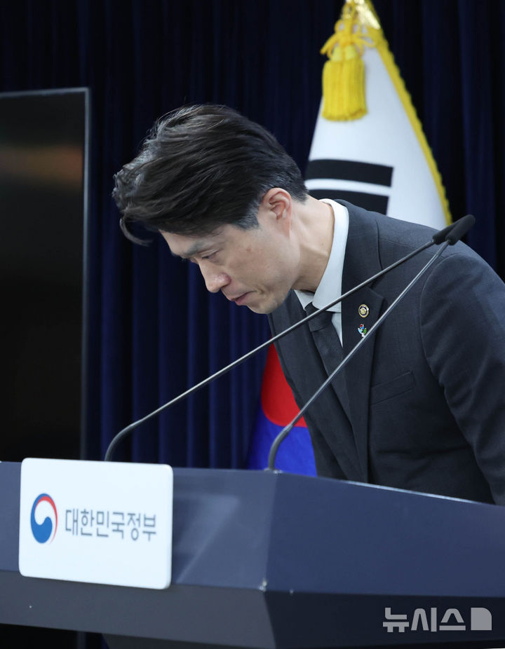 [서울=뉴시스] 조수정 기자 = 노용석 중소벤처기업부 1차관이 22일 오후 서울 종로구 정부서울청사에서 '모두의 창업' 합격자 5000명의 개인정보와 창업 아이디어가 유출된 사고와 관련, 진행 현황 및 향후 운영 방향을 발표하며 고개숙여 사과하고 있다. 2026.06.22. chocrystal@newsis.com