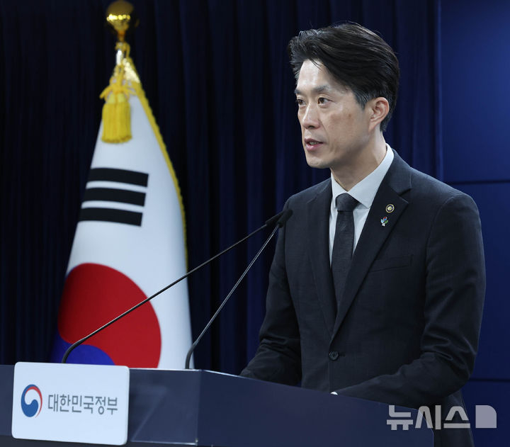 [서울=뉴시스] 조수정 기자 = 노용석 중소벤처기업부 1차관이 22일 오후 서울 종로구 정부서울청사에서 '모두의 창업' 합격자 5000명의 개인정보와 창업 아이디어가 유출된 사고와 관련, 진행 현황 및 향후 운영 방향을 발표하고 있다. 2026.06.22. chocrystal@newsis.com