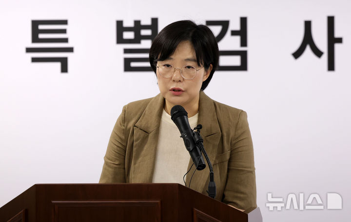 [과천=뉴시스] 홍효식 기자 = 권창영 2차 종합특검팀 김지미 특검보가 22일 오후 경기도 과천시 2차 종합특검팀 사무실 브리핑룸에서 정례 브리핑을 하고 있다. 2026.06.22. yesphoto@newsis.com