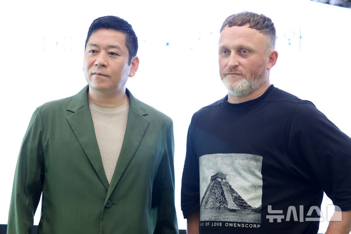 [서울=뉴시스] 박진희 기자 = 다미앵 잘레(Damien Jalet) 안무가와 코헤이 나와(Kokei Nawa) 조각가가 22일 서울 강남구 GS아트센터에서 기자간담회를 하고 있다. 두 아티스트는 오는 24일부터 28일까지 GS아트센터의 기획 프로그램 '예술가들' 무대에 세 편(플래닛[방랑자], 프리즘, 미스트)의 협업작품 선보인다. 2026.06.00. pak7130@newsis.com