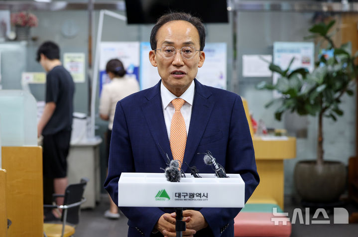 [대구=뉴시스] 이무열 기자 = 추경호 대구시장 당선인이 22일 대구 북구 침산2동 행정복지센터를 찾아 전입신고를 마친 뒤 소감을 밝히고 있다. 2026.06.22. lmy@newsis.com