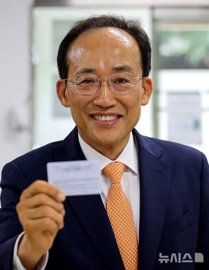 [대구=뉴시스] 이무열 기자 = 추경호 대구시장 당선인이 22일 대구 북구 침산2동 행정복지센터를 찾아 전입신고를 마친 뒤 신분증을 들고 환하게 웃고 있다. 2026.06.22. lmy@newsis.com