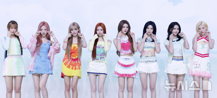 [서울=뉴시스] 김혜진 기자 = 그룹 하츠투하츠(왼쪽부터 예온, 스텔라, 유하, 이안, 에이나, 주은, 카르멘, 지우)가 22일 오후 서울 용산구 블루스퀘어에서 열린 두 번째 미니 앨범 'Lemon Tang(레몬 탱)' 발매 기념 쇼케이스에서 포즈를 취하고 있다. 2026.06.22. jini@newsis.com