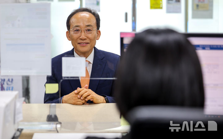 [대구=뉴시스] 이무열 기자 = 추경호 대구시장 당선인이 22일 대구 북구 침산2동 행동복지센터를 찾아 전입신고를 하고 있다. 2026.06.22. lmy@newsis.com
