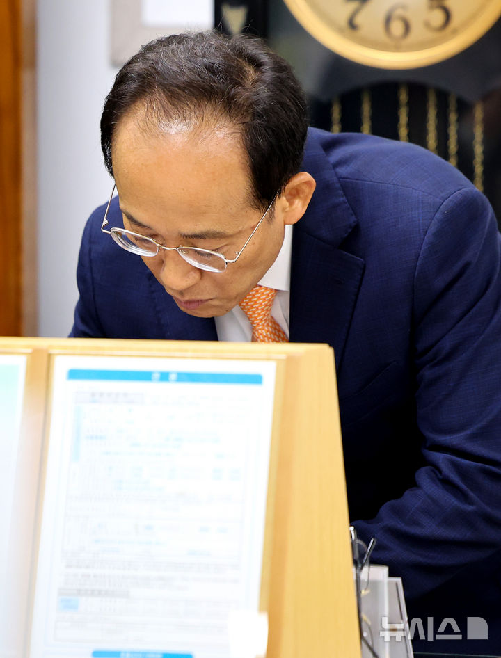 [대구=뉴시스] 이무열 기자 = 추경호 대구시장 당선인이 22일 대구 북구 침산2동 행동복지센터를 찾아 전입신고를 하고 있다. 2026.06.22. lmy@newsis.com