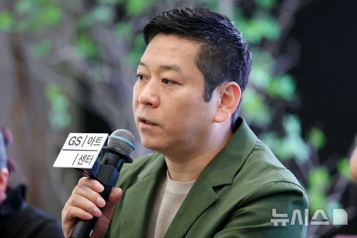 [서울=뉴시스] 박진희 기자 = 코헤이 나와(Kokei Nawa) 조각가가 22일 서울 강남구 GS아트센터에서 기자간담회를 하고 있다. 일본의 코헤이 나와는 벨기에-프랑스 출신 다미앵 잘레(Damien Jalet) 안무가와 함께 오는 24일부터 28일까지 GS아트센터의 기획 프로그램 '예술가들' 무대에 세 편(플래닛[방랑자], 프리즘, 미스트)의 협업작을 선보인다. 2026.06.00. pak7130@newsis.com