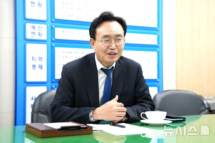 [나주=뉴시스] 이창우 기자= 윤병태 나주시장이 22일 오전 청사 집무실에서 뉴시스와 인터뷰하고 있다. 2026.06.22. lcw@newsis.com *재판매 및 DB 금지