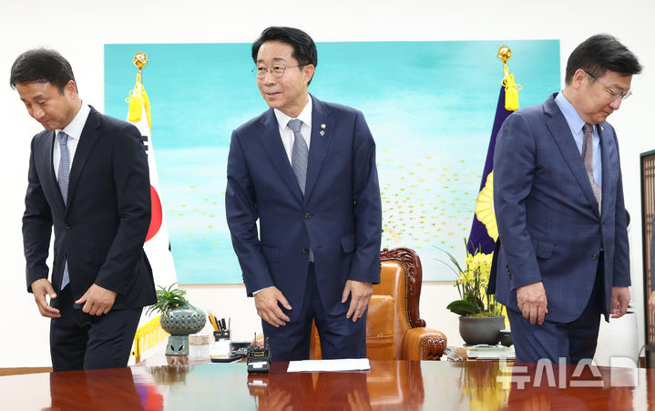 [서울=뉴시스] 김근수 기자 = 조정식(가운데) 국회의장 주재로 22일 오후 서울 여의도 국회 의장 집무실에서 한병도(왼쪽) 더불어민주당 원내대표와 정점식 국민의힘 원내대표가 회동, 기념촬영 후 자리에 앉고 있다. (공동취재) 2026.06.22. photo@newsis.com