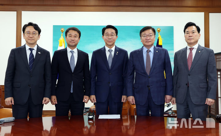 [서울=뉴시스] 김근수 기자 = 조정식(가운데) 국회의장 주재로 22일 오후 서울 여의도 국회 의장 집무실에서 한병도(왼쪽 두 번째) 더불어민주당 원내대표와 정점식(오른쪽 두 번째) 국민의힘 원내대표가 회동하고 있다. 왼쪽부터 천준호 더불어민주당 원내운영수석부대표, 한병도 원내대표, 조 국회의장, 정점식 국민의힘 원내대표, 김승수 원내운영수석부대표. (공동취재) 2026.06.22. photo@newsis.com
