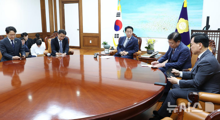 [서울=뉴시스] 김근수 기자 = 조정식(가운데) 국회의장 주재로 22일 오후 서울 여의도 국회 의장 집무실에서 한병도(왼쪽 두번째) 더불어민주당 원내대표와 정점식(오른쪽 두번째) 국민의힘 원내대표가 회동하고 있다. (공동취재) 2026.06.22. photo@newsis.com