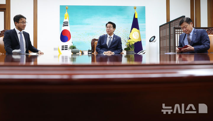 [서울=뉴시스] 김근수 기자 = 조정식(가운데) 국회의장 주재로 22일 오후 서울 여의도 국회 의장 집무실에서 한병도(왼쪽) 더불어민주당 원내대표와 정점식 국민의힘 원내대표가 회동하고 있다. (공동취재) 2026.06.22. photo@newsis.com