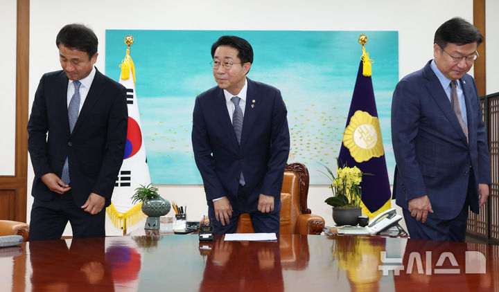 [서울=뉴시스] 김근수 기자 = 조정식(가운데) 국회의장 주재로 22일 오후 서울 여의도 국회 의장 집무실에서 한병도(왼쪽) 더불어민주당 원내대표와 정점식 국민의힘 원내대표가 회동, 기념촬영 후 자리에 앉고 있다. (공동취재) 2026.06.22. photo@newsis.com
