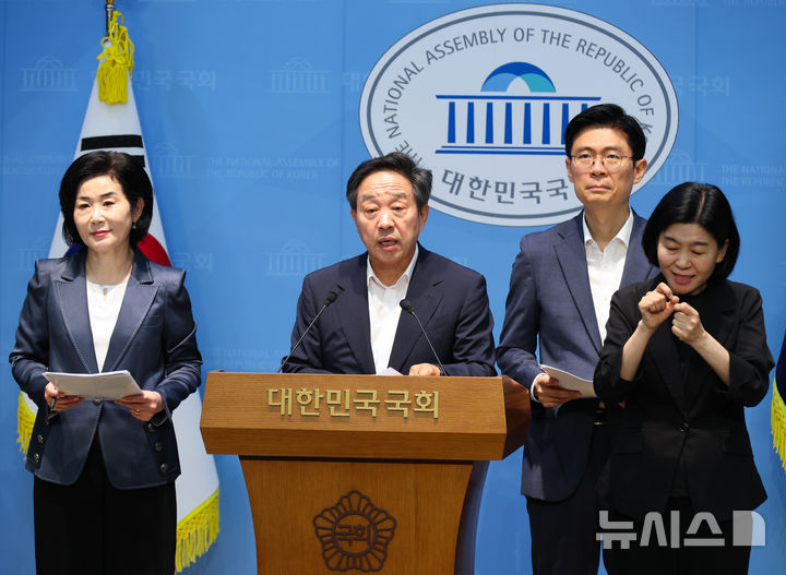 [서울=뉴시스] 최진석 기자 = 강승규(왼쪽 두번째) 국민의힘 의원이 22일 여의도 국회 소통관에서 한성숙 국무총리 후보자 인사청문회 관련 기자회견을 하고 있다. 2026.06.22. myjs@newsis.com