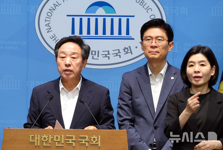 [서울=뉴시스] 최진석 기자 = 강승규(왼쪽) 국민의힘 의원이 지난 22일 여의도 국회 소통관에서 한성숙 국무총리 후보자 인사청문회 관련 기자회견을 하고 있다. 2026.06.22. myjs@newsis.com