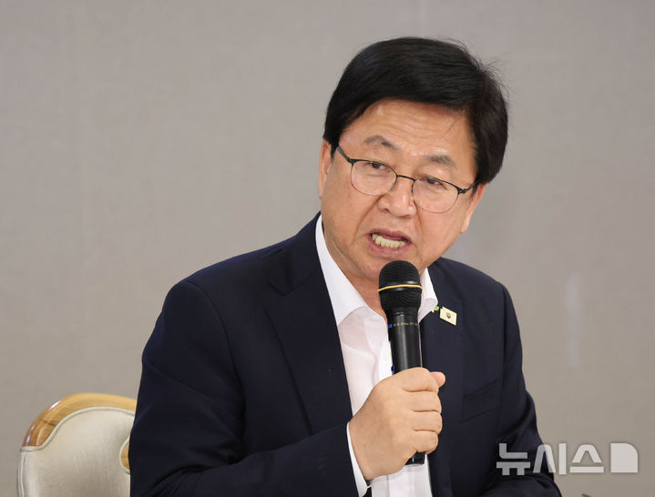 [서울=뉴시스] 조수정 기자 = 최교진 교육부 장관 모습. 2026.06.22. chocrystal@newsis.com