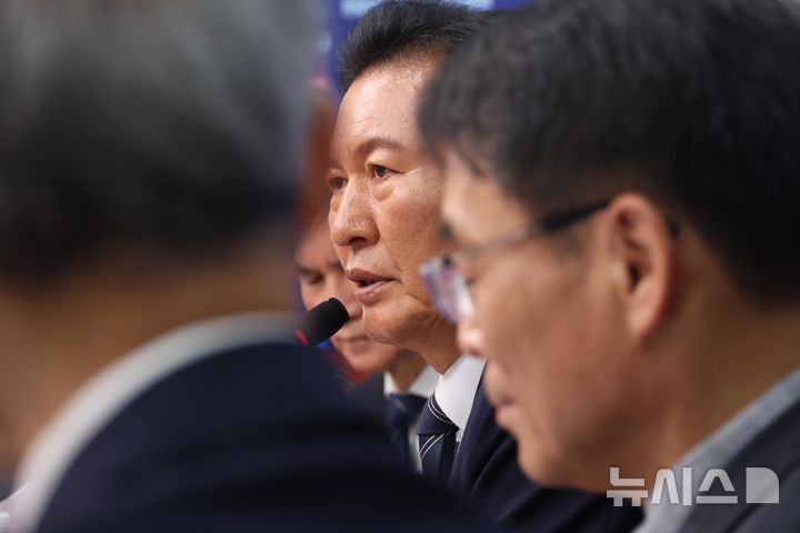 [서울=뉴시스] 조성봉 기자 = 정청래 더불어민주당 대표가 22일 오후 서울 여의도 국회에서 열린 '격동하는 2026 : 이란 전쟁, 북중 정상회담 그리고 한반도' 긴급 국제정세 토론회에서 발언을 하고 있다. 2026.06.22. suncho21@newsis.com
