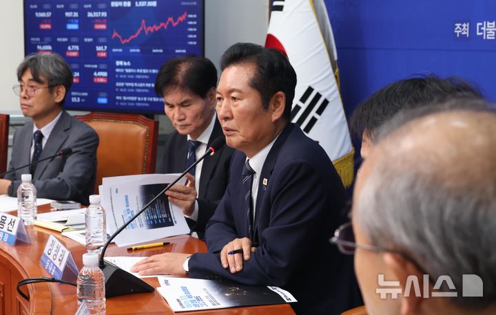 [서울=뉴시스] 조성봉 기자 = 정청래 더불어민주당 대표가 22일 오후 서울 여의도 국회에서 열린 '격동하는 2026 : 이란 전쟁, 북중 정상회담 그리고 한반도' 긴급 국제정세 토론회에서 발언을 하고 있다. 2026.06.22. suncho21@newsis.com