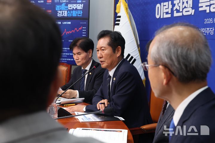 [서울=뉴시스] 조성봉 기자 = 정청래 더불어민주당 대표가 22일 오후 서울 여의도 국회에서 열린 '격동하는 2026 : 이란 전쟁, 북중 정상회담 그리고 한반도' 긴급 국제정세 토론회에서 발언을 하고 있다. 2026.06.22. suncho21@newsis.com