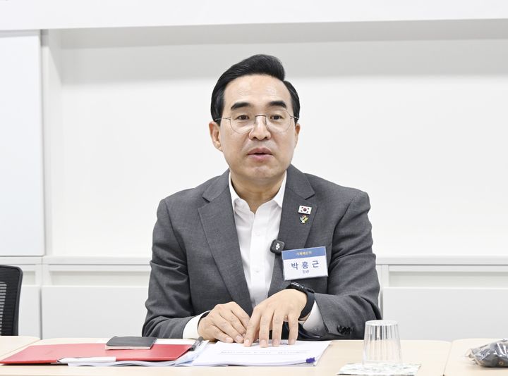 [서울=뉴시스] 사진은 박홍근 기획예산처 장관이 지난달 22일 오후 서울 동작구 서울시립발달장애인복지관을 방문해 관계자들과 현장 간담회를 하고 있는 모습. (사진=기획예산처 제공) 2026.06.22. photo@newsis.com *재판매 및 DB 금지